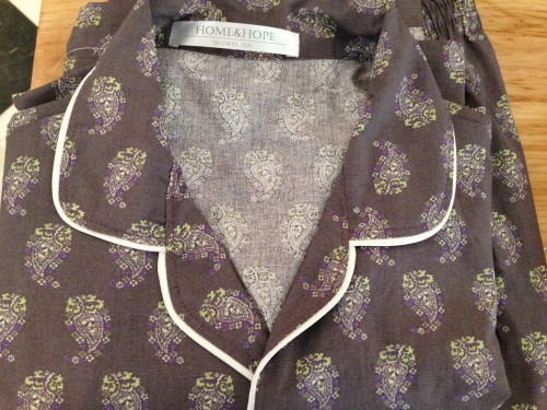 PIJAMA GRIS PARA CABALLERO CON MOTIVO DE AMEBAS Y VIVO EN BLANCO