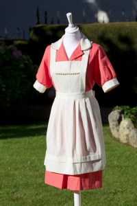 Uniforme color coral: bata y delantal.