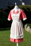 Uniforme color coral: bata y delantal.