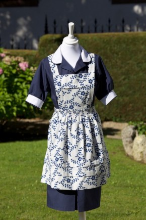 BATA CON DELANTAL AZUL CON FLORES HOME&HOPE MADRID