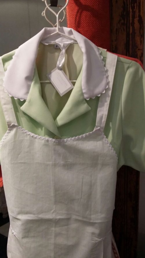 Uniforme verde agua y delantal plumeti para personal de servicio HOME&HOPE Madrid