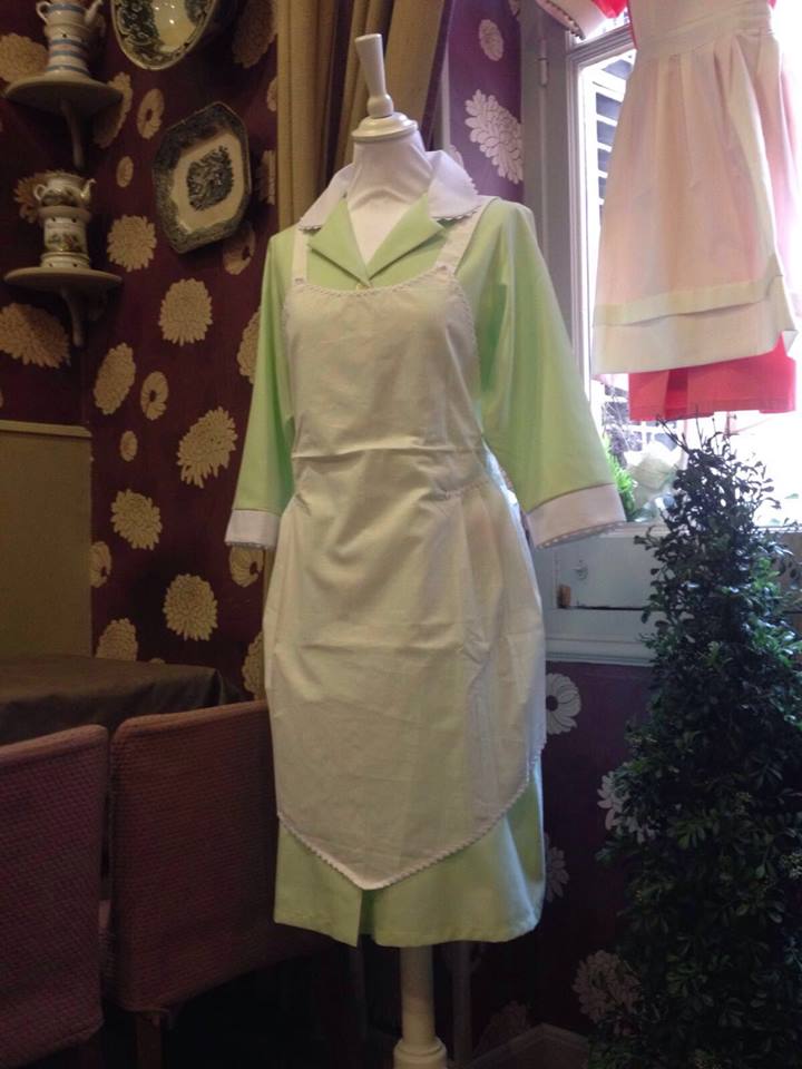 Uniforme verde agua y delantal plumeti para personal de servicio HOME&HOPE Madrid