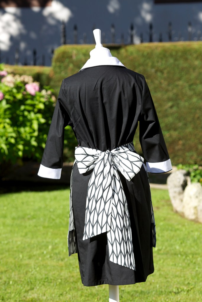 Uniforme con delantal con dibujo de panal de abeja