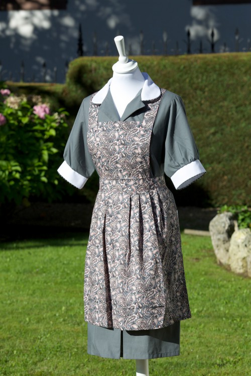 Uniforme verde con delantal de motivos florales