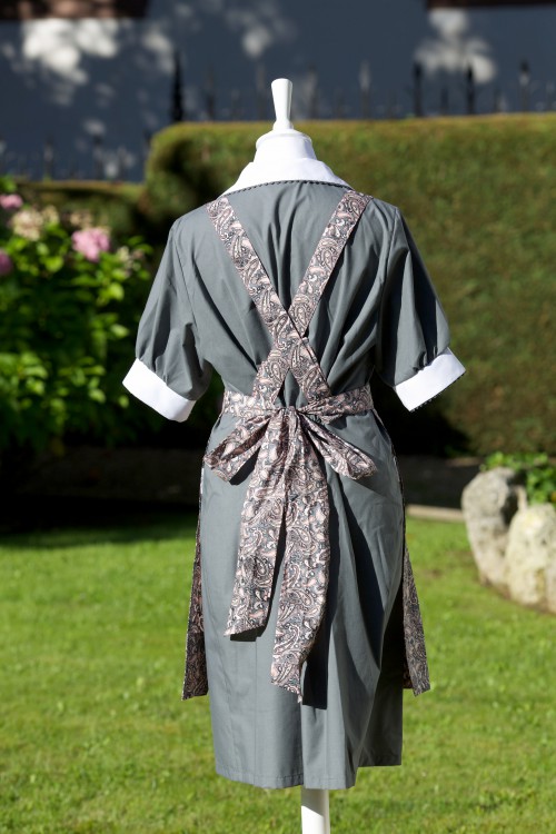 Uniforme verde con delantal de motivos florales