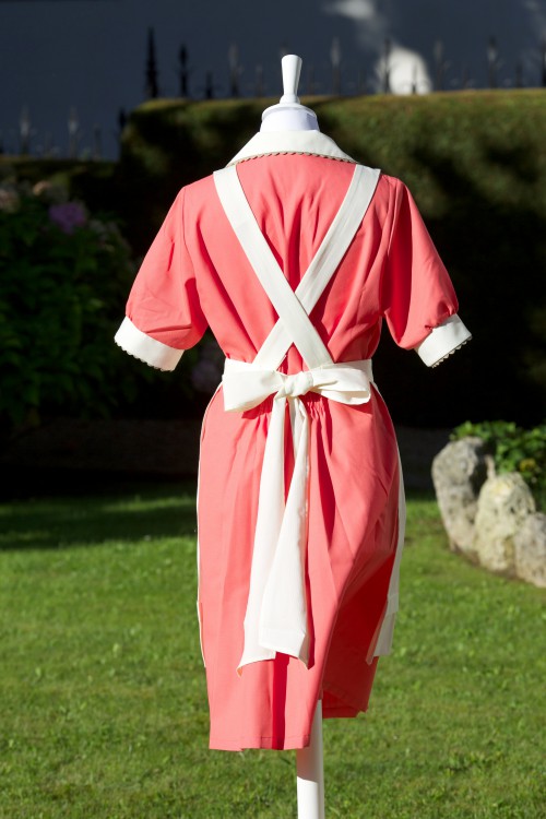 Uniforme para personal de servicio en color coral