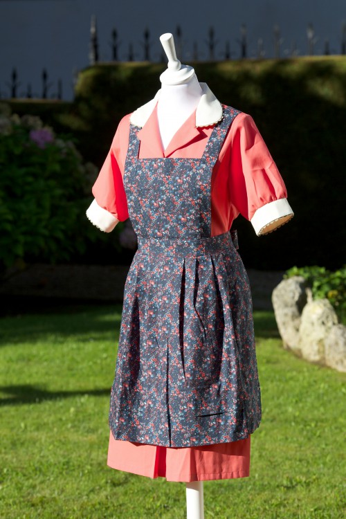 Uniforme color coral con delantal con motivos florales HOME&HOPE MADRID