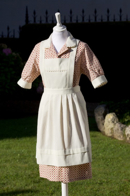 Uniforme para personal de servicio con manga corta y delantal en color beige HOME&HOPE MADRID