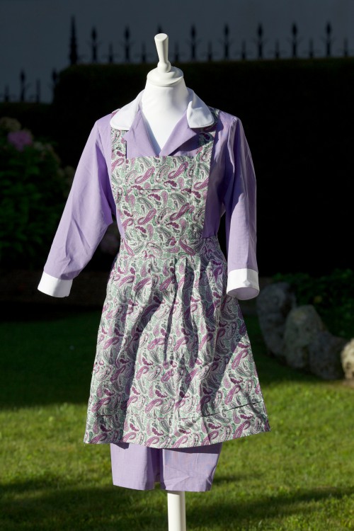 Uniforme para personal de servicio morado con delantal en tonos verdes HOME&HOPE MADRID