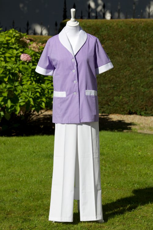 Uniforme lila , casaca y pantalón, para personal de servicio HOME&HOPE Madrid