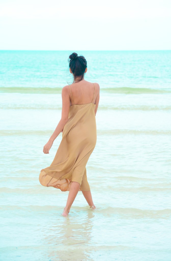 Camisón HOME&HOPE en color plata, finos tirantes y corte al bies