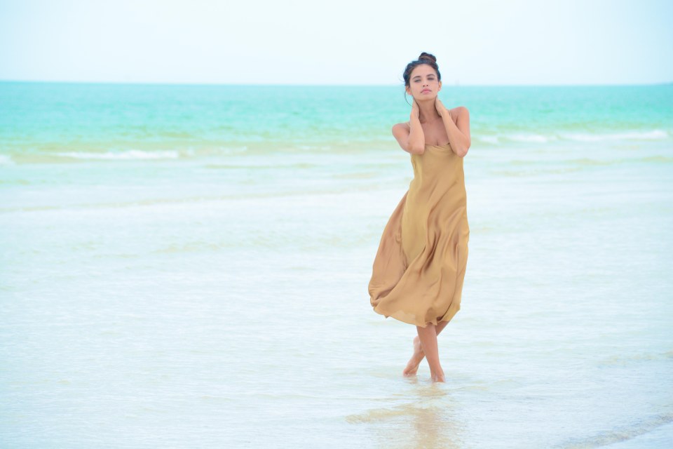 Camisón HOME&HOPE en color dorado, finos tirantes y corte al bies