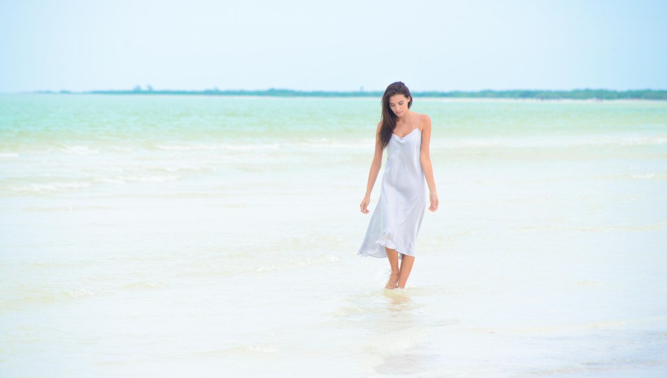 Camisón HOME&HOPE en color plata, finos tirantes y corte al bies