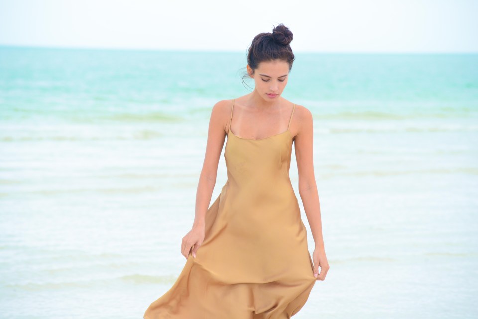 Camisón HOME&HOPE en color dorado, finos tirantes y corte al bies