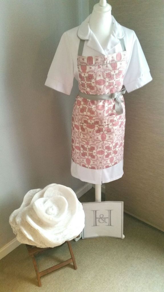 Bata blanca y delantal con flores en tonos rosas HOME&HOPE