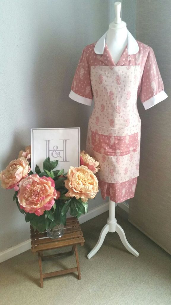 Bata para empleada de hogar en tono rosa con cuello blanco y delantal a juego de HOME&HOPE