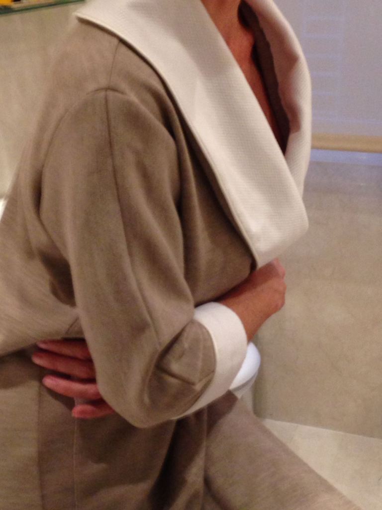 Bata de señora realizada en punto en tono beige y detalles en piqué HOME&HOPE MADRID