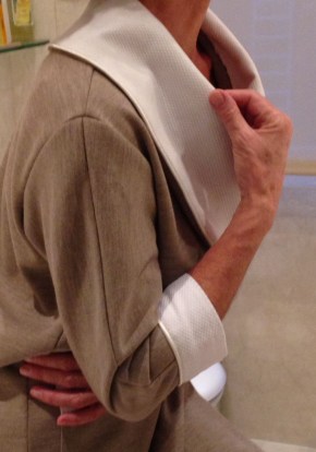 Bata de señora realizada en punto en tono beige y detalles en piqué HOME&HOPE MADRID