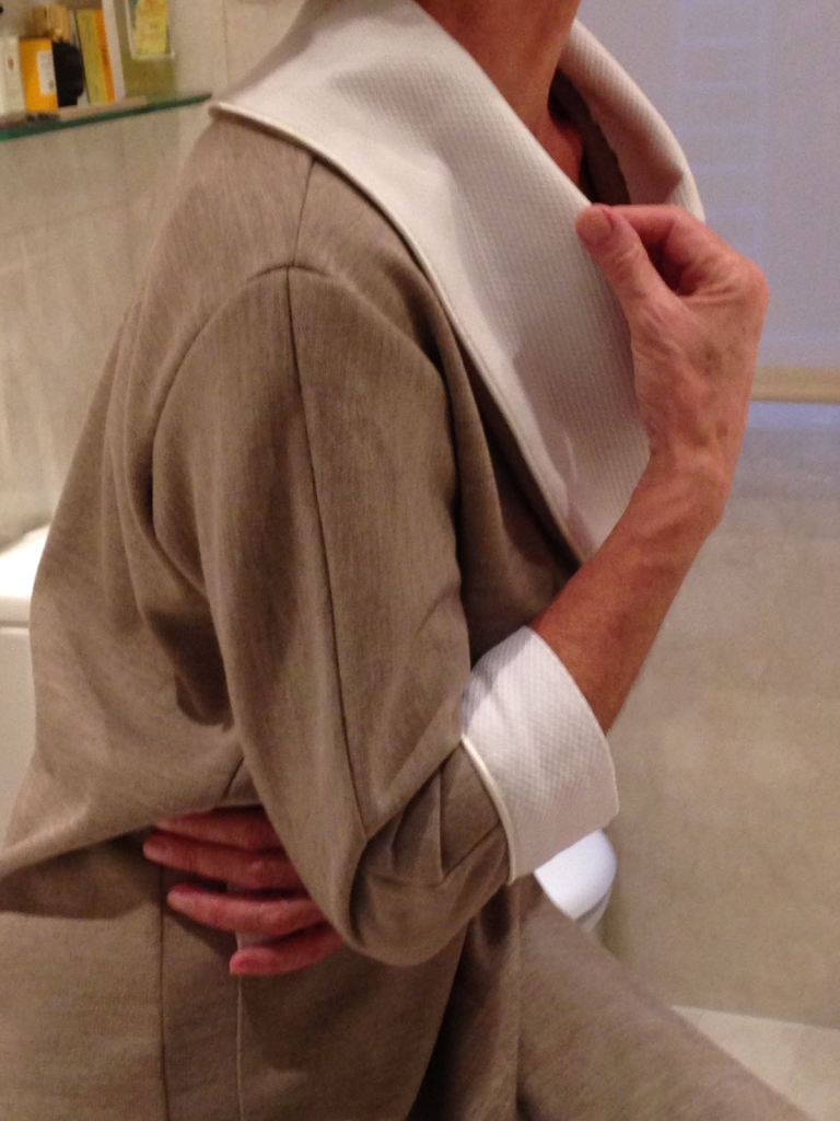 Bata de señora realizada en punto en tono beige y detalles en piqué HOME&HOPE MADRID