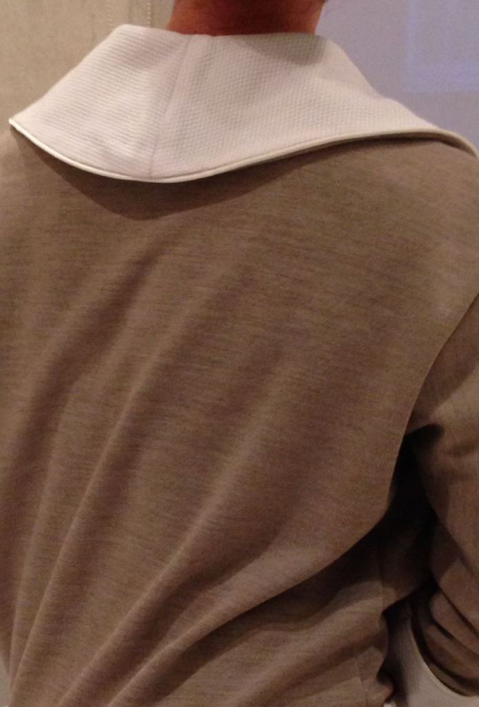 Bata de señora realizada en punto en tono beige y detalles en piqué HOME&HOPE MADRID