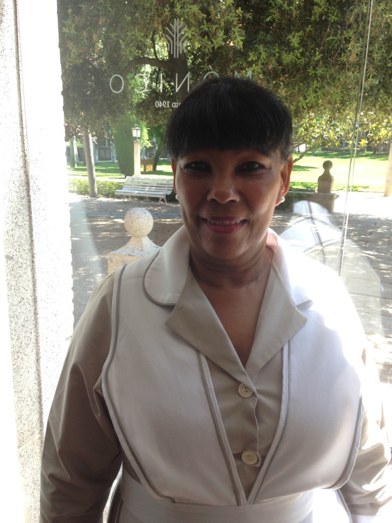 Uniformes personal Mónico realizados por HOME&HOPE MADRID