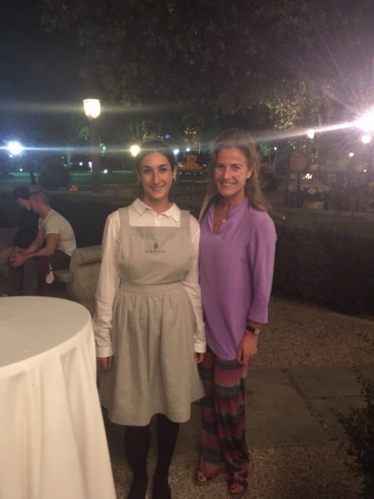 Uniformes personal Mónico realizados por HOME&HOPE MADRID