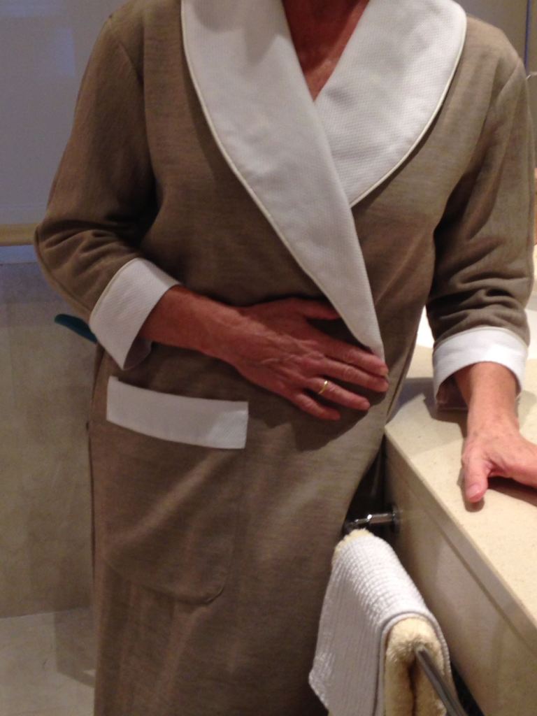 Bata de señora realizada en punto en tono beige y detalles en piqué HOME&HOPE MADRID