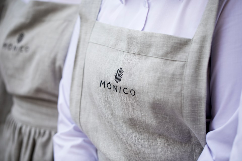 Uniformes personal Mónico realizados por HOME&HOPE MADRID