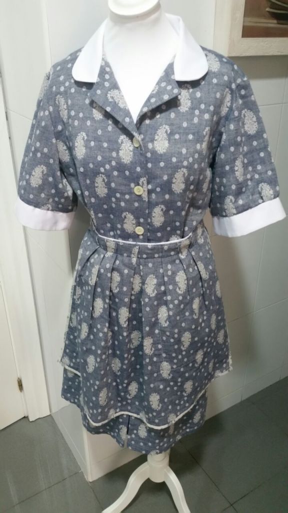 Uniforme empleada del hogar con bata y delantal reversible de HOME&HOPE MADRID.