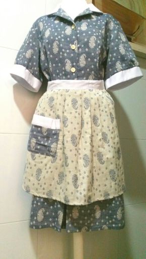 Uniforme empleada del hogar con bata y delantal reversible de HOME&HOPE MADRID.