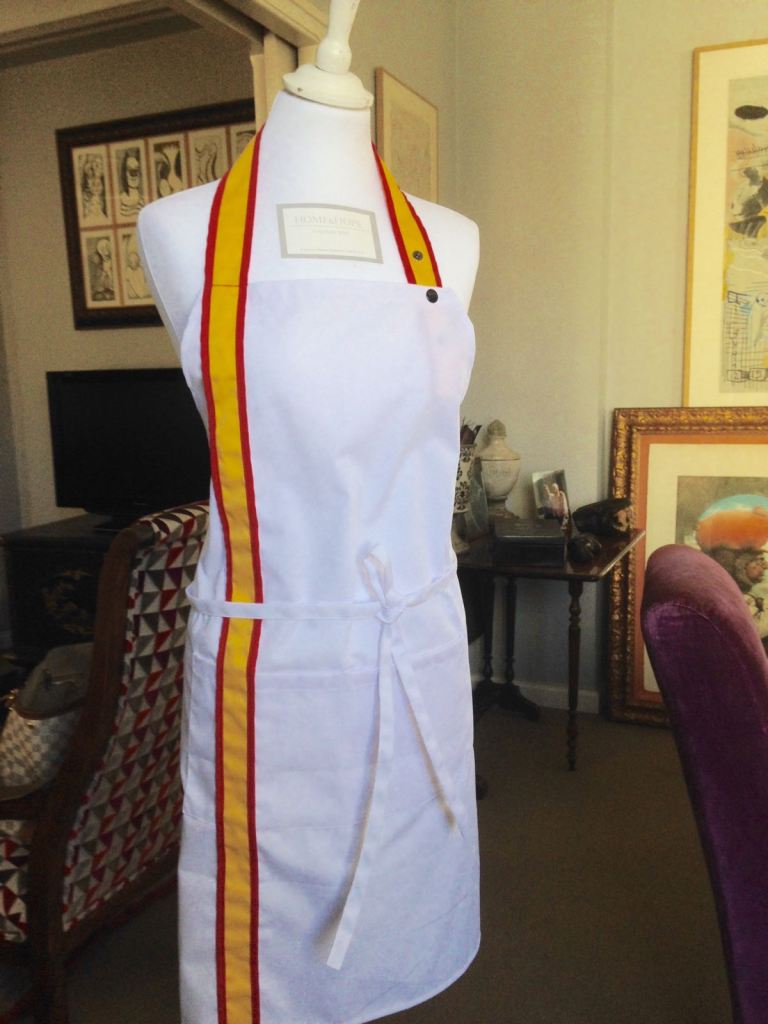 Delantal blanco, con bandera de España, de HOME&HOPE MADRID