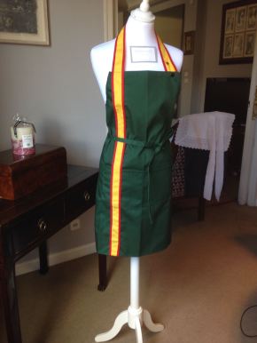 Delantal verde con bandera de España, de HOME&HOPE MADRID