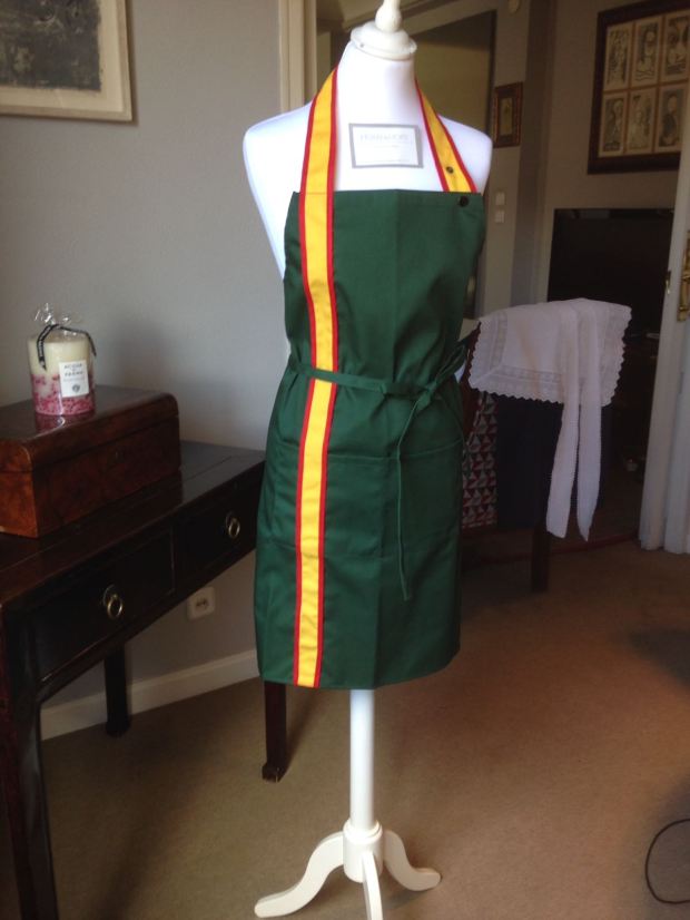 Delantal verde con bandera de España, de HOME&HOPE MADRID