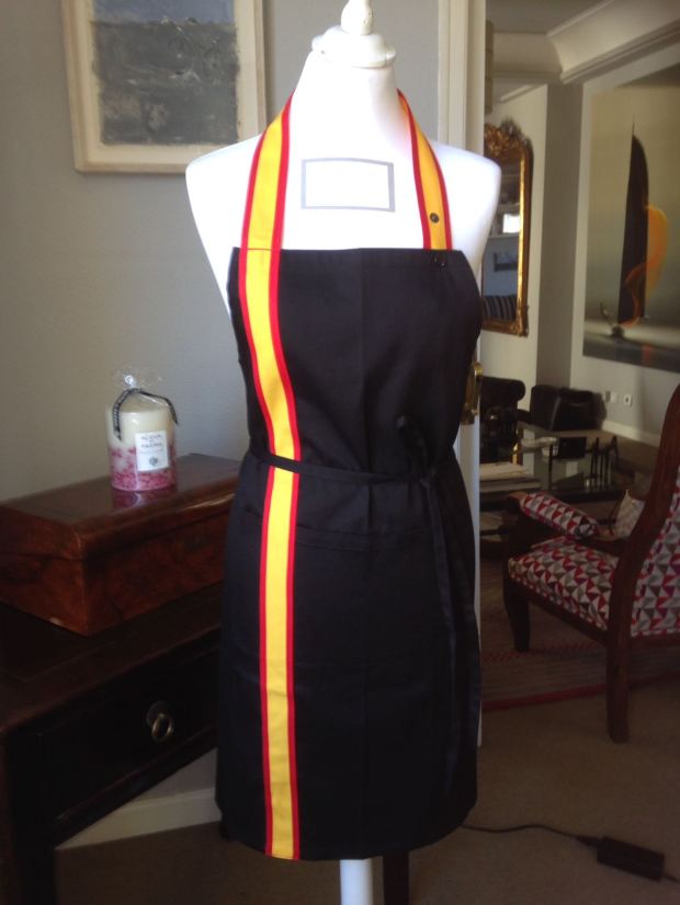 Delantal con bandera de España en color negro