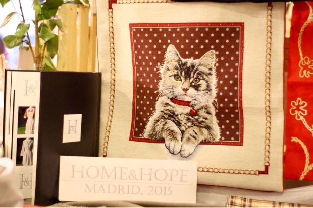 cojin de gatito HOME&HOPE MADRID cosido a mano