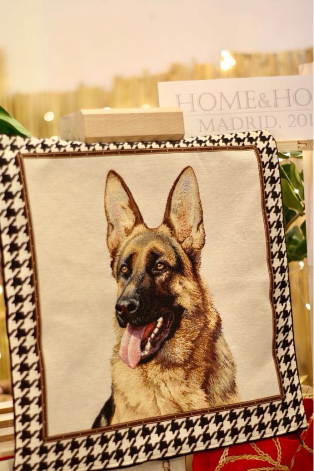 cojin de pastor alemán pata de gallo HOME&HOPE MADRID cosido a mano