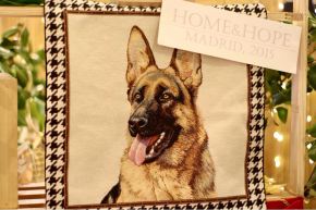 cojin de pastor alemán pata de gallo HOME&HOPE MADRID cosido a mano