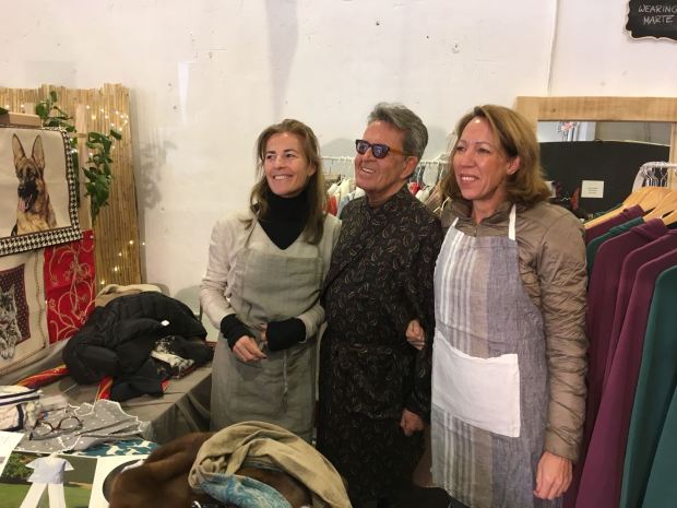 JOSEMI RODRIGUEZ-SIEIRO visita el stand de HOME&HOPE MADRID y se prueba uno de nuestros batines de caballero