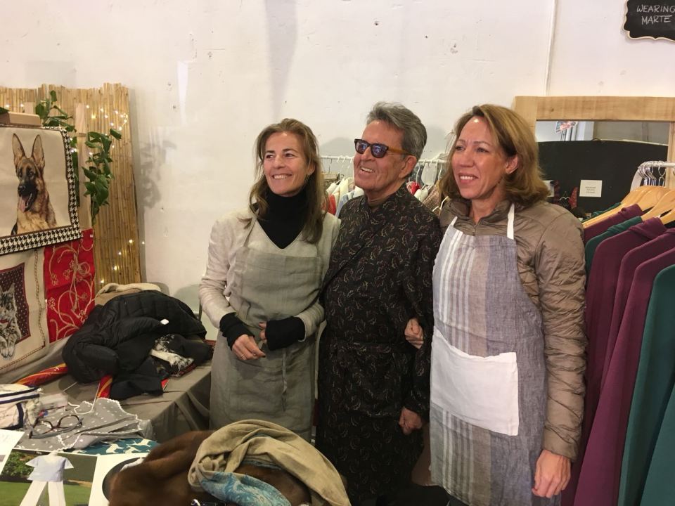 JOSEMI RODRIGUEZ-SIEIRO visita el stand de HOME&HOPE MADRID y se prueba uno de nuestros batines de caballero