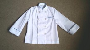 Chaqueta de chef infantil personalizada con detalles en azul, de HOME&HOPE MADRID