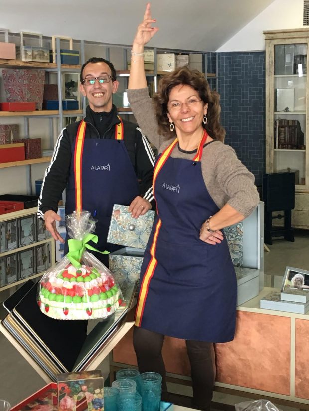 José Lorenzo y Cristina, de la Fundación A La Par, con los delantales personalizados de HOME&HOPE MADRID.