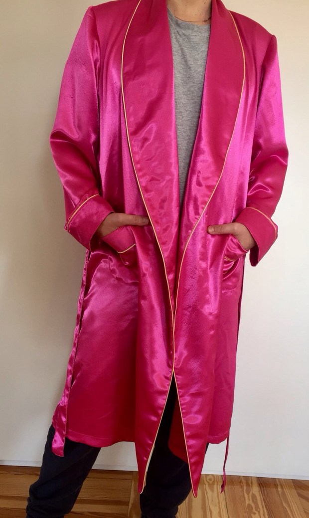 Bata de raso a medida Netflix HOME&HOPE MADRID