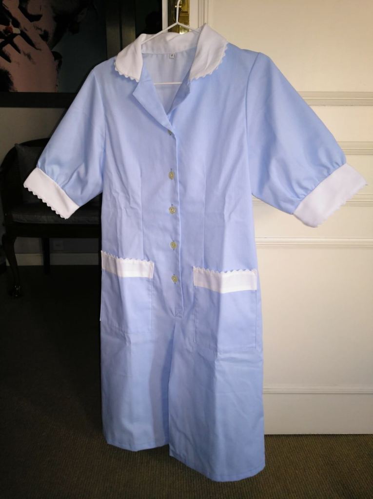 Uniforme para personal de servicio en color azul, con detalles en blanco y picunela, de HOME&HOPE MADRID