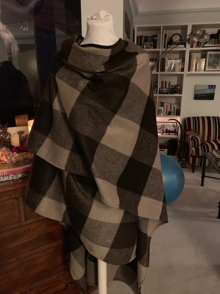 Poncho de señora reversible con dibujo de cuadros en color gris, de HOME&HOPE MADRID