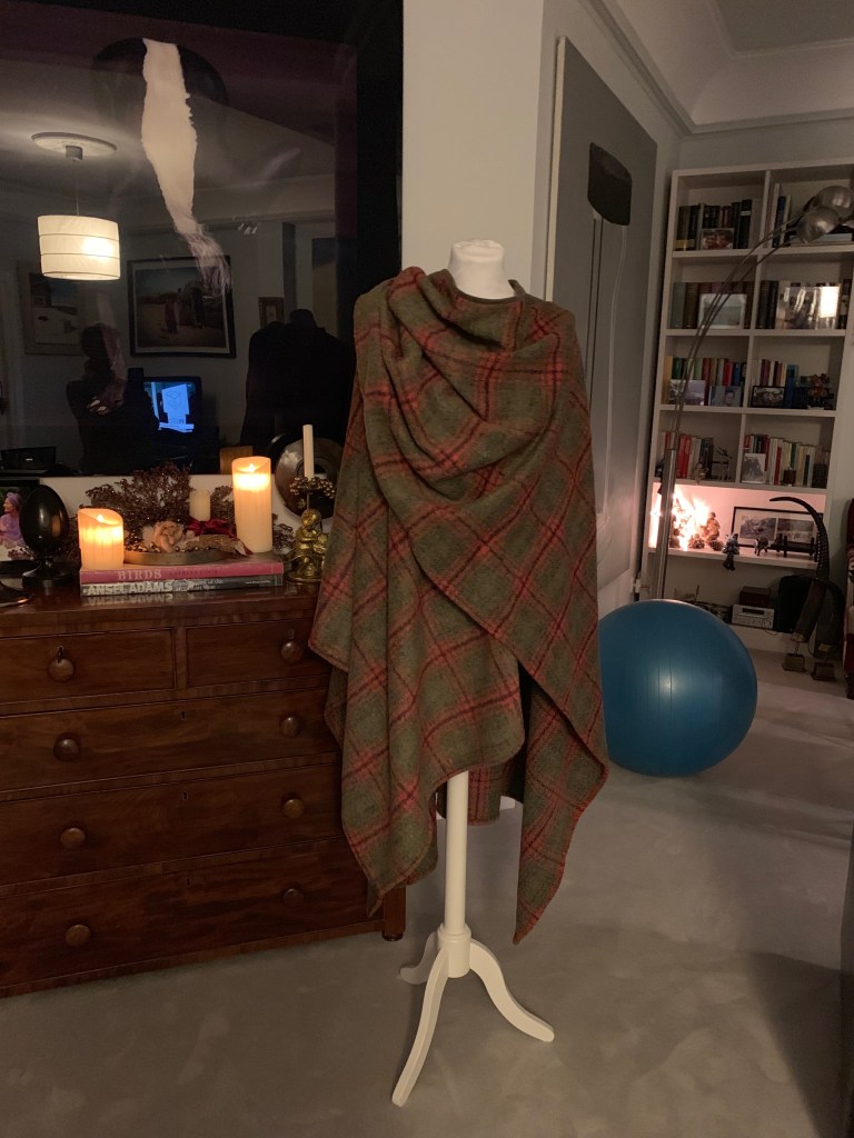 Capa de cuadros en tonos rojos y verdes de HOME&HOPE MADRID