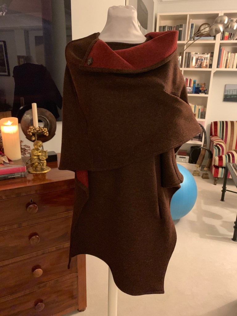 Poncho de señora reversible en color chocolate y caldero, de HOME&HOPE MADRID