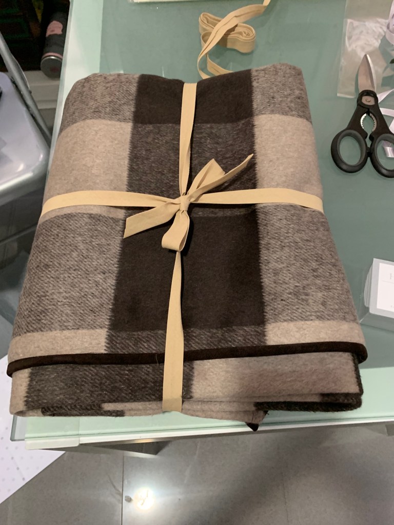 Poncho de señora reversible con dibujo de cuadros en color gris, de HOME&HOPE MADRID