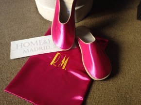 Zapatillas en raso fucsia de HOME&HOPE MADRID para Netflix