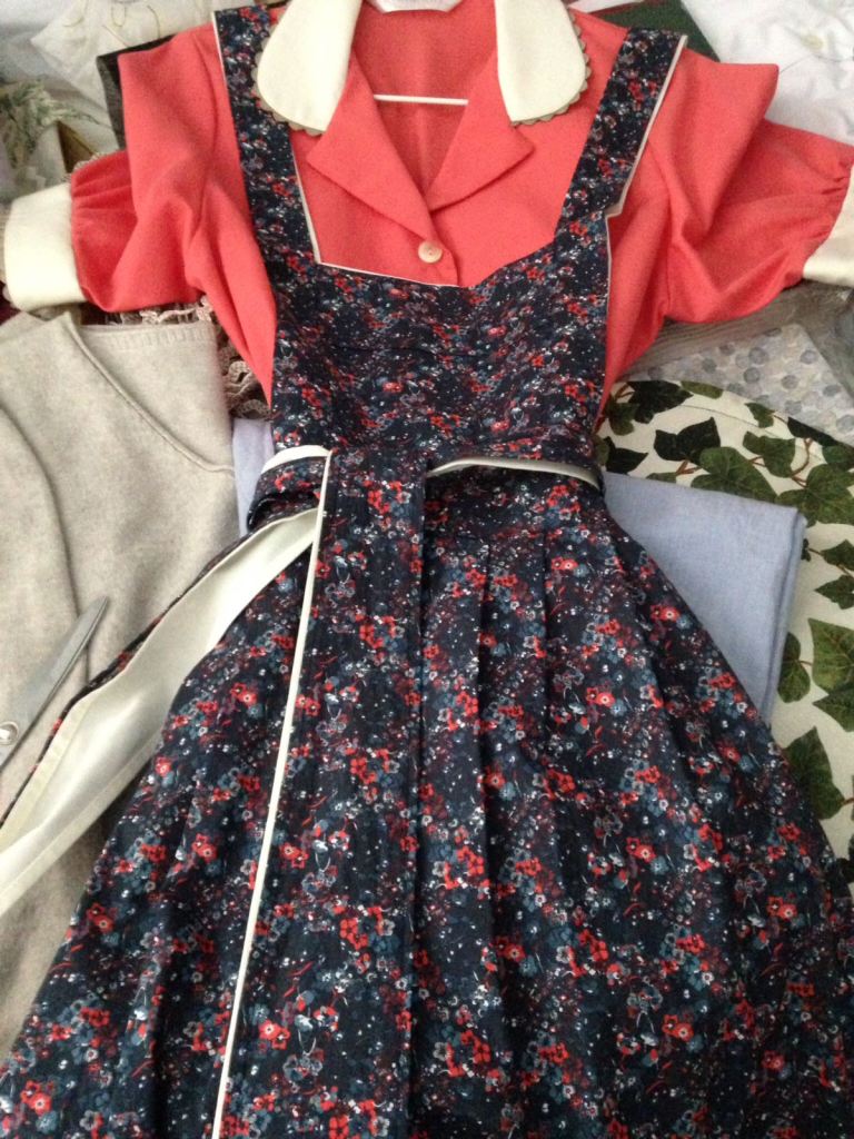 uniforme para empleada del hogar color coral HOME&HOPE MADRID