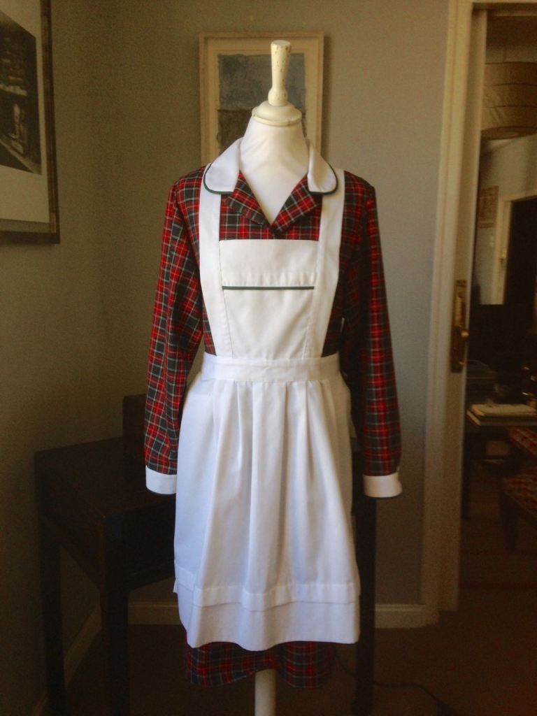 Uniforme empleada hogar bata escocesa y delantal blanco HOME&HOPE MADRID